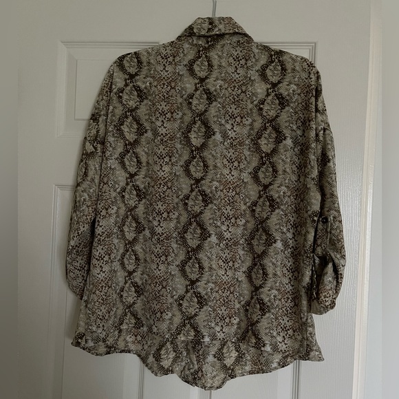 Snake print button up blouse 🐍 - Picture 3 of 7